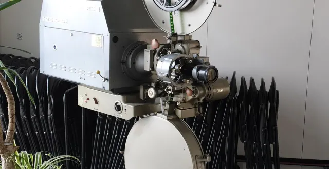 photo  le projecteur donné par le cinéma stella ciné de baugé.  &copy;  co 