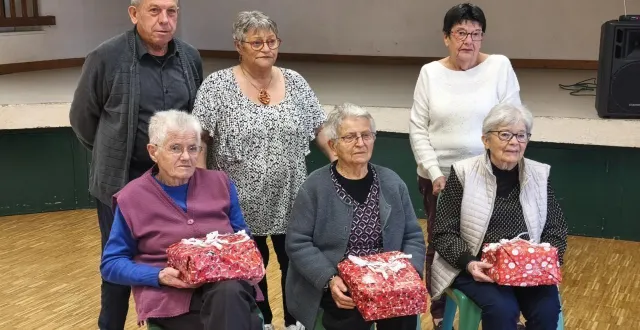 photo  les anciens du club honorés par la présidente marie-claire pavard.  &copy;  co 