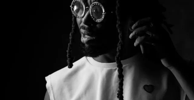 photo  en premier l’amour de susanoô trouvera son prolongement à travers des clips et des concerts avec l’équipe de musiciens qu’il a constitué.  &copy;  odran. op. 