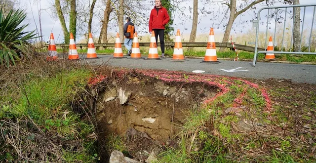 photo  un effondrement de la levée de la loire aux ponts-de-cé, samedi, a provoqué la fermeture de la route à la circulation et l’appel à évacuer les lieux pour la population.  &copy;  ouest-france 