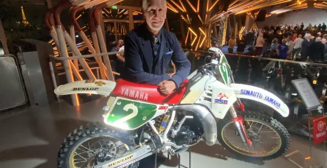 photo  jacky vimond, sacré champion du monde de moto-cross 250cm3 en 1986, avec sa yamaha.  &copy;  libre de droit 