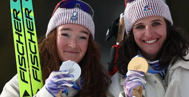 photo  lou jeanmonnot (à gauche) et julia simon, déjà médaillées sur ces jeux, espèrent porter la france au sommet ce mercredi 18 février.  &copy;  franck fife / afp 