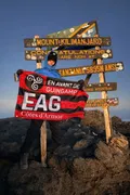 photo  après une dernière nuit d’ascension « avec un dénivelé de dingue », christophe thomas a pu brandir le drapeau d’en avant guingamp au petit matin du 10 février 2026 depuis le sommet du kilimandjaro. 