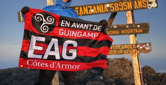 photo  après une dernière nuit d’ascension « avec un dénivelé de dingue », christophe thomas a pu brandir le drapeau d’en avant guingamp au petit matin du 10 février 2026 depuis le sommet du kilimandjaro.  &copy;  photo fournie à ouest-france 