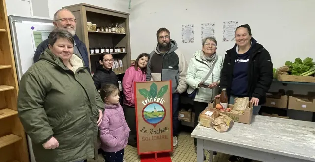 photo  vendredi 13 février 2026, les sourires étaient de mise au rocher solidaire, l’épicerie participative fraîchement lancée par des habitants de la jaille-yvon.  &copy;  ouest-france 