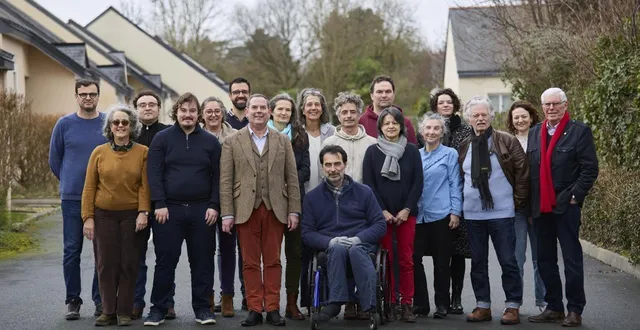 photo  la liste mûrs-érigné en actes avec jérôme foyer, troisième au premier rang à gauche. absents sur la photo : laurence joignon, antoine gasnier, gérard pousset, caroline sureau, denise guiblet-pousset, catherine pierre, thomas olivar, alain laplace, simon cousin, anne-noëlle rousselot-cassand, damien legrand et élise desbois-avril.  &copy;  mûrs-erigné en actes 