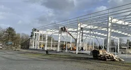 actu cin&eacute;ma  la structure métallique du futur bâtiment de bayeux aventure est déjà posée en ce mois de février 2026, pour une ouverture de l’espace indoor espérée au printemps 2027. 