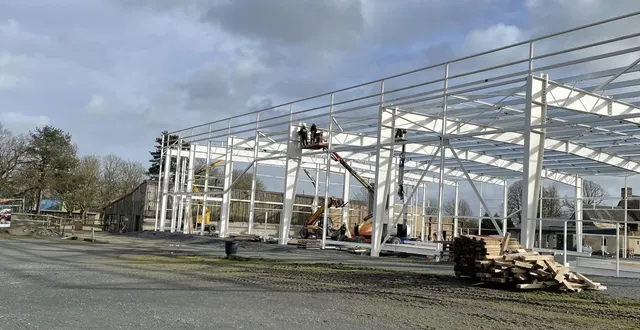 photo  la structure métallique du futur bâtiment de bayeux aventure est déjà posée en ce mois de février 2026, pour une ouverture de l’espace indoor espérée au printemps 2027.  &copy;  ouest-france 