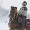 photo  floriane colonnier, montant leó, un des 11 chevaux islandais de la ferme équestre « horses of taïga », qu’elle gère avec sa compagne rianne kindt dans le nord de la suède, à svansele, hameau de 62 habitants. 