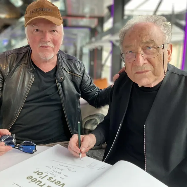 photo l’écrivain pierre-louis basse (à gauche) et l’artiste ernest pignon-ernest, qui ont également publié ensemble « la ruée vers l’or », ouvrage mêlant portraits d’athlètes olympiques et dessins, durant l’été 2024.  ©  en exergue