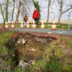 photo un effondrement de la levée de la loire aux ponts-de-cé, samedi, a provoqué la fermeture de la route à la circulation et l’appel à évacuer les lieux pour la population.