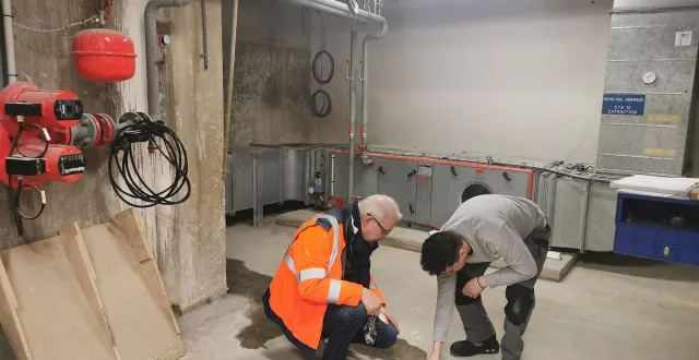 photo  christophe biret, coordinateur des ateliers de maintenance et maxime sorin, adjoint au responsable atelier fluide au chu lors d’un contrôle bâtimentaire dans un sous-sol hospitalier, ce mardi 17 février.  &copy;  photo chu angers 