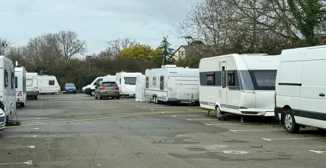 photo  une trentaine de caravanes s’est installée sur le parking du centre culturel de la commune.  &copy;  photo courrier de l’ouest - tiphaine sirieix 