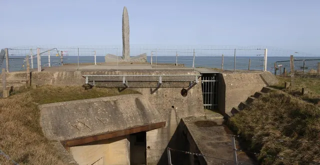 photo  principal changement attendu à la pointe-du-hoc (calvados), le cheminement des visiteurs sera éloigné de 20 m du bord de la falaise. il sera cependant toujours possible d’accéder à l’intérieur du poste d’observation de tir allemand.  &copy;  ouest-france 