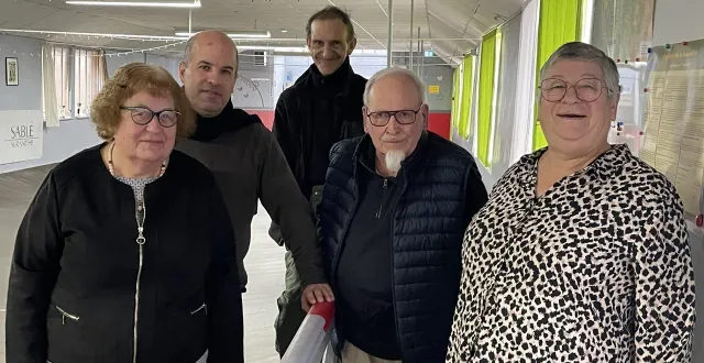 photo  les membres du bureau et une adhérente.  &copy;  le maine libre 