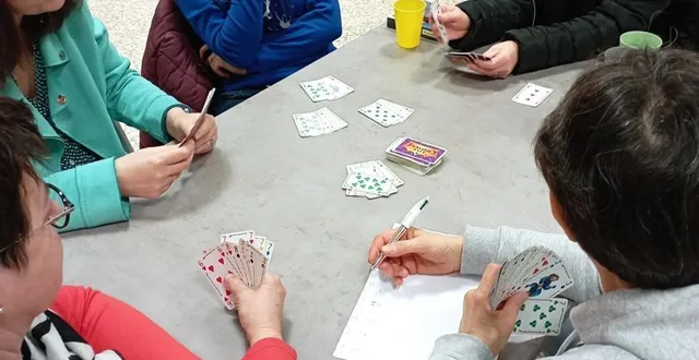 photo  tous les mois, environ 25 personnes se réunissent autour de jeux de société.  &copy;  100 loisirs 