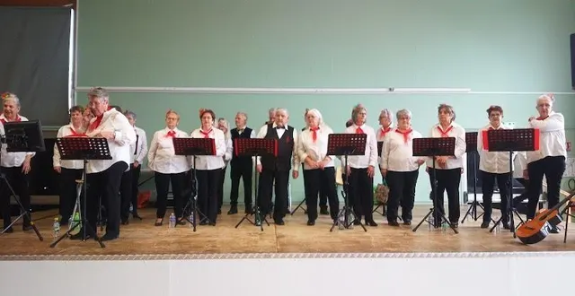 photo  le groupe chantant de spay lors de sa prestation à etival-lès-le mans.  &copy;  le maine libre 