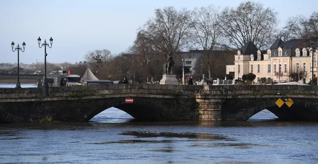photo  en plein centre-ville d’angers, le pont de verdun est fermé à la circulation en raison de la crue de la maine.  &copy;  photo courrier de l’ouest - josselin clair 