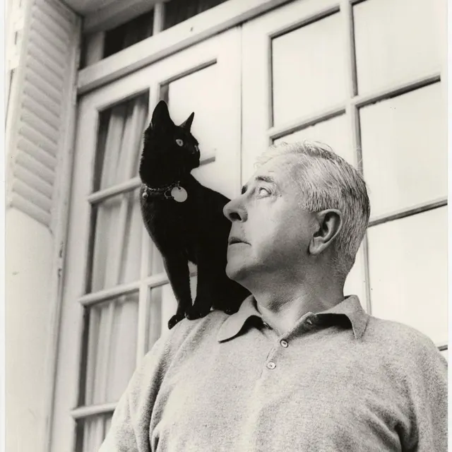 photo jacques prévert et sa chatte agathe, sur la terrasse de la cité véron par andré villers.  ©  cd50 archives