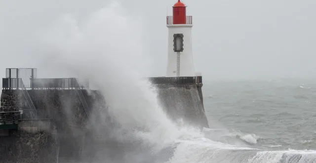 photo  le littoral de vendée en vigilance orange « vagues-submersion » : des vagues de 7 m et des rafales à 95 km/h attendues, notamment aux sables-d’olonne.  &copy;  ouest-france 