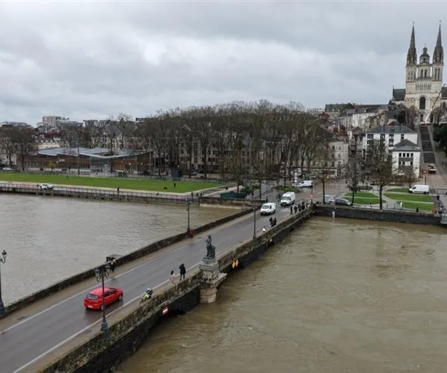 Les dernières voitures sont passées sur le pont de Verdun, avant 12 h. CO - Josselin CLAIR photo les dernières voitures sont passées sur le pont de verdun, avant 12 h. © co - josselin clair