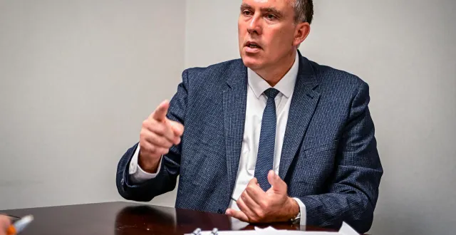 photo  thierry cozic a déposé, avec rachid temal, une proposition de loi qui vise à empêcher les parachutages.  &copy;  photo le maine libre - yvon loué 