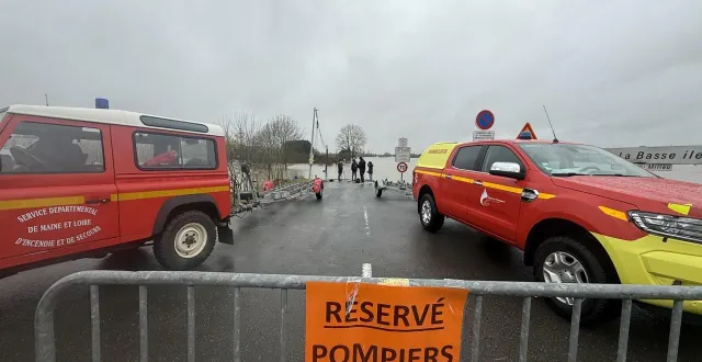 photo  les pompiers recherchent le disparu à chalonnes et en aval de la loire.  &copy;  co 