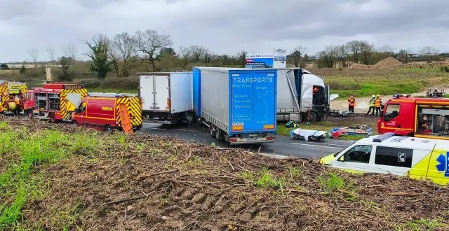 photo  de nombreux engins de secours ont été déployés sur l’échangeur du taillis aux sorinières, ce mercredi 18 février, après un accident survenu entre deux camions. quatre personnes blessées ont été transportées à l’hôpital.  &copy;  ouest-france 