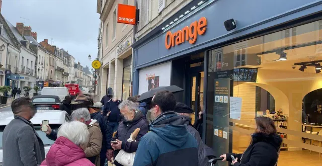 photo  des dizaines de clients d’orange devant la boutique de la flèche ce mercredi 18 février 2026.  &copy;  le maine libre - louis gohin 