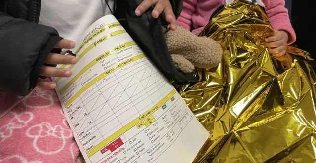 photo  keyla et echati, 2 et 4 ans, ont été secourues par des policiers, mercredi 18 février 2026, alors qu’elle se trouvait dans leur appartement. un feu s’était déclaré au rez-de-chaussée de l’immeuble, à coulaines.  &copy;  ouest-france 