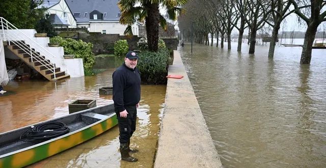 photo  angers, promenade de reculée, 18 février 2026. stéphane mocher a mis son embarcation à l’abri sur sa terrasse, prêt à intervenir pour dépanner ses voisins. en période de crue, les habitants du village de reculée savent encore se serrer les coudes.  &copy;  co - josselin clair 