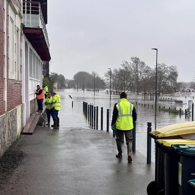 photo les maisons de la promenade de reculée sont toutes accessibles depuis la rue haute-de-reculée. sauf celle proche du cercle de voile angevin (cva). les agents municipaux ont installé mercredi matin des batardeaux à l’attention de ses occupants.  ©  co - anthony pasco