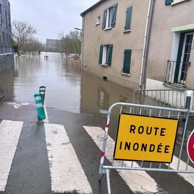 photo la rivière a envahi la promenade de reculée. la crue reste toutefois inférieure à celles de 1995 (7,02 m) et même de 2000 (6,24 m).  ©  co - anthony pasco