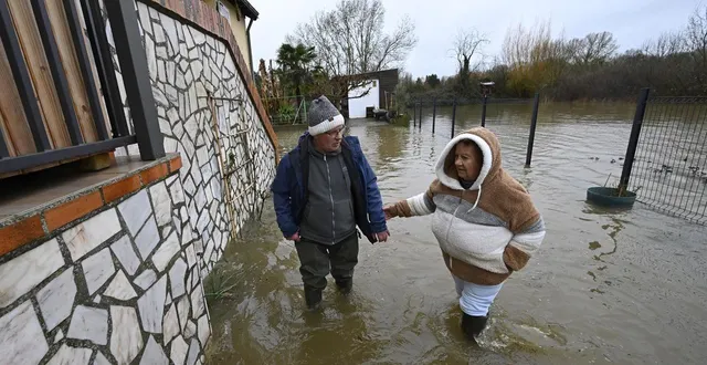 photo  des habitants ont les pieds dans l’eau en maine-et-loire depuis plusieurs jours, comme ici à denée, près d’angers.  &copy;  vincent michel / ouest-france 