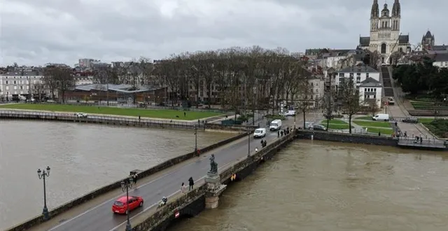 photo  face à la montée inexorable de la maine, la ville d'angers prend des mesures d'urgences pour la sécurité des biens et des personnes.  &copy;  photo co - josselin clair 