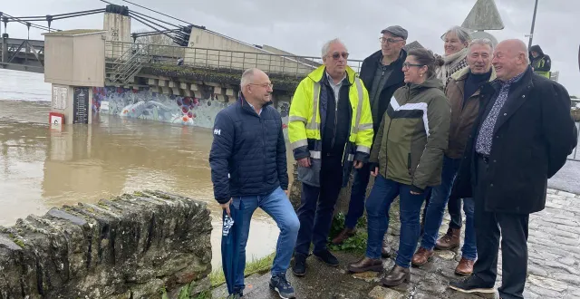 photo  élus et riverains réunis au pont de montjean-sur-loire pour conforter les mesures de vigilance et de précaution relatives à la crue de la loire  &copy;  ouest-france. 
