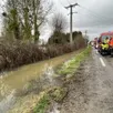 photo  un automobiliste de 70 ans a fini sa course dans un fossé inondé, ce mercredi 18 février 2026, au lude, dans le sud de la sarthe. sa voiture, comme plantée dans un mètre d’eau, il a dû attendre les secours pour en être extrait. il est légèrement blessé. 