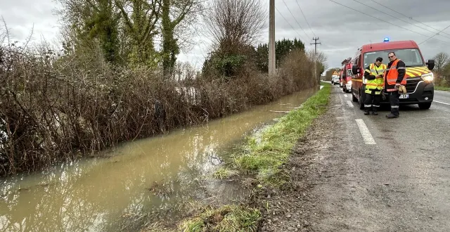 photo  un automobiliste de 70 ans a fini sa course dans un fossé inondé, ce mercredi 18 février 2026, au lude, dans le sud de la sarthe. sa voiture, comme plantée dans un mètre d’eau, il a dû attendre les secours pour en être extrait. il est légèrement blessé.  &copy;  ouest-france 