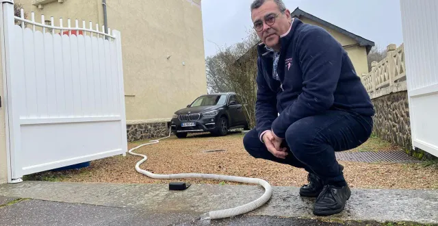 photo  frédéric rabouan, un habitant de la rue sainte-colombe, évacue l’eau de sa cave avec une pompe, lors de la crue du loir mi-février 2026.  &copy;  le maine libre - louis gohin 