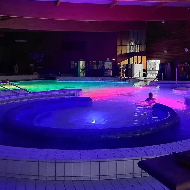 Les bassins intérieurs du centre aquatique lors d'une précédente soirée zen. Communauté de communes du Pays sabolien photo les bassins intérieurs du centre aquatique lors d'une précédente soirée zen. © communauté de communes du pays sabolien