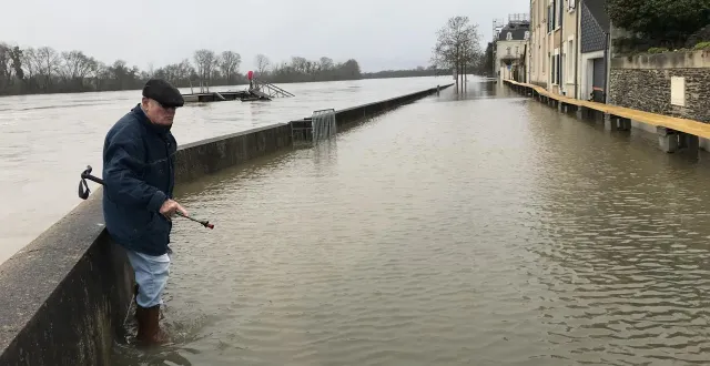 photo  étienne taron mesure le niveau de l’eau chaque jour.  &copy;  ouest-france 