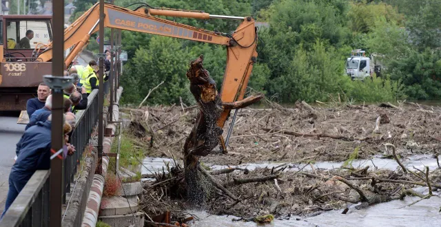 photo  en 2016, des branches d’arbres avaient obstrué le pont du louet après une forte montée des eaux.  &copy;  archives co - laurent combet 