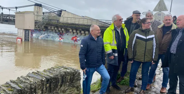 photo  les élus avec le maire gilles piton, se sont rassemblés près du pont ce mercredi matin pour faire le point sur la crue.  &copy;  co 