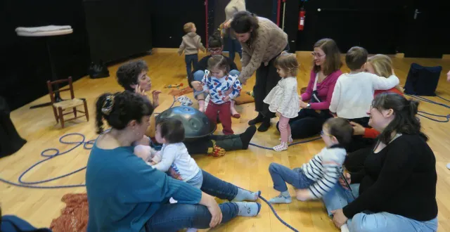 photo  lors du festival festi’mioches, au mans, du 18 au 20 février 2026, les tout-petits ont joué le jeu dans un spectacle interactif.  &copy;  ouest-france 