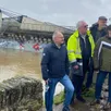 photo  les élus avec le maire gilles piton, se sont rassemblés près du pont ce mercredi matin pour faire le point sur la crue. 