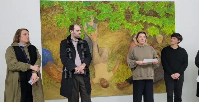 photo  de gauche à droite : sophie vinet, directrice des bains-douches, sebastian wiegand, artiste peintre, laurie szulc et julie hubert, coprésidentes de l’association des bains-douches.  &copy;  ouest-france 