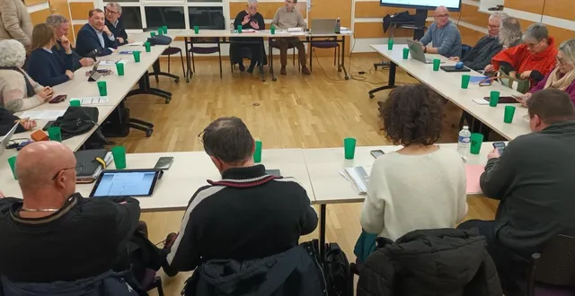 photo  mardi 10 février 2026, dans la salle du conseil communautaire, une vingtaine d’élus étaient présents pour la dernière réunion du mandat.  &copy;  ouest-france 