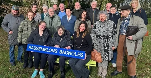 photo  nadine belzidsky (au second rang, troisième en partant de la gauche) est la tête de la liste du rassemblement national aux élections municipales 2026 à bagnoles-de-l’orne-normandie.  &copy;  fournie par la liste « rassemblons bagnoles » 