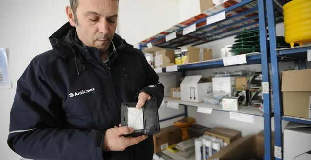 photo  niort, mardi 17 février 2026. sébastien poisson montre une plaque à glu utilisée pour détecter la présence de cafards dans les logements, les commerces, restaurants, hôtels, maisons de retraite…  &copy;  co – christophe bernard 