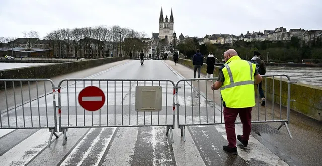 photo  le pont de verdun a été fermé à la circulation mercredi 18 février à midi.  &copy;  co - josselin clair 